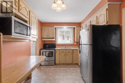 108 Fassett Court, Hamilton, ON - Indoor Photo Showing Kitchen