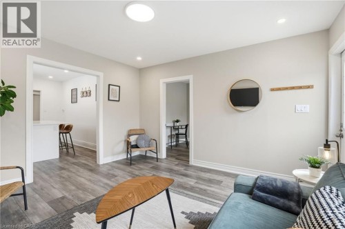390 Hunter Street W, Hamilton, ON - Indoor Photo Showing Living Room