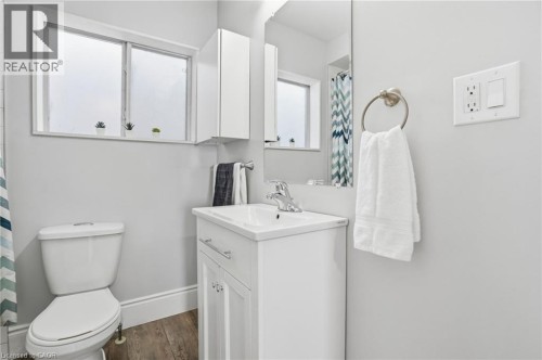 390 Hunter Street W, Hamilton, ON - Indoor Photo Showing Bathroom