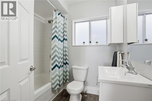 390 Hunter Street W, Hamilton, ON - Indoor Photo Showing Bathroom