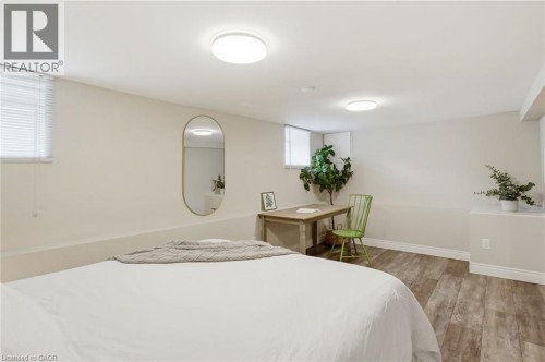 390 Hunter Street W, Hamilton, ON - Indoor Photo Showing Bedroom
