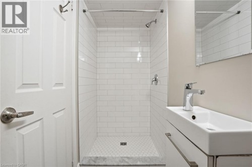 390 Hunter Street W, Hamilton, ON - Indoor Photo Showing Bathroom