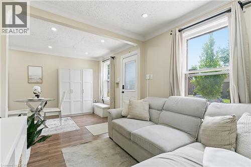 141 Mcanulty Boulevard, Hamilton, ON - Indoor Photo Showing Living Room
