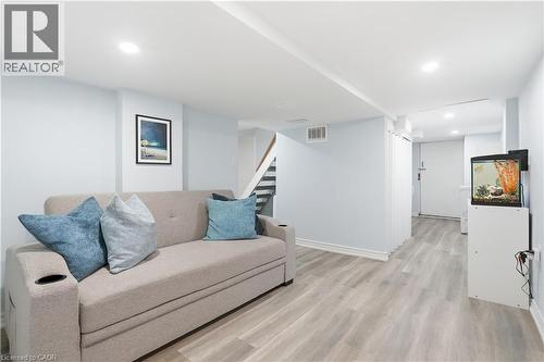 141 Mcanulty Boulevard, Hamilton, ON - Indoor Photo Showing Living Room