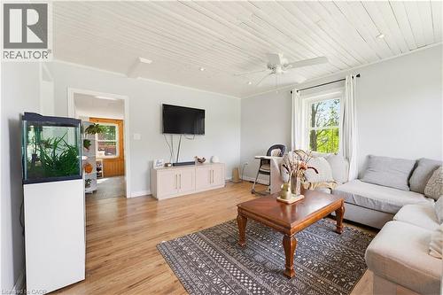 1390 Mckenzie Road, Caledonia, ON - Indoor Photo Showing Living Room