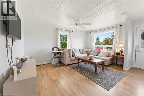 1390 Mckenzie Road, Caledonia, ON - Indoor Photo Showing Living Room