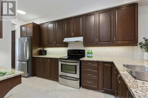 Upgraded kitchen w granite countertops - 52 Oasis Way, Markham, ON 