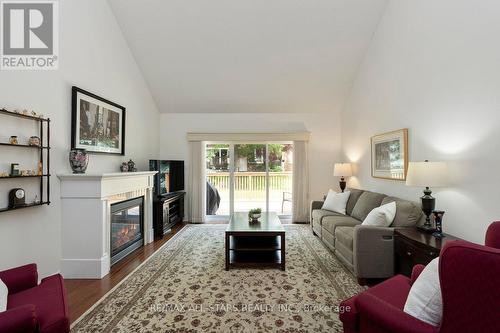 Open concept main living area w walk out - 52 Oasis Way, Markham, ON 