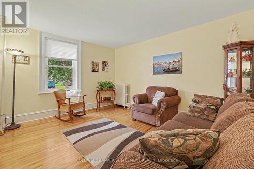 101 Drummond Street E, Perth, ON - Indoor Photo Showing Living Room