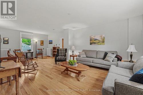 101 Drummond Street E, Perth, ON - Indoor Photo Showing Living Room