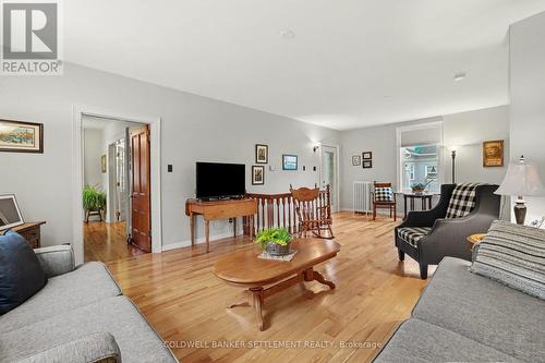 101 Drummond Street E, Perth, ON - Indoor Photo Showing Living Room
