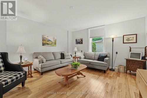 101 Drummond Street E, Perth, ON - Indoor Photo Showing Living Room