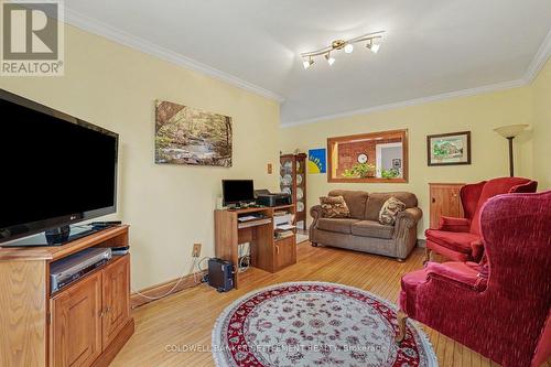 101 Drummond Street E, Perth, ON - Indoor Photo Showing Living Room
