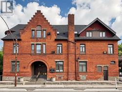 458 MARKHAM STREET  Toronto, ON M6G 2L2