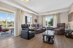 Living room with lots of natural light - 