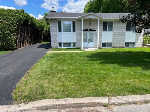 915 Rue Desmarchais  Laval (Fabreville), QC H7R 4T1