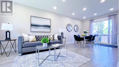 5 Johnson Road, Aurora, ON - Indoor Photo Showing Living Room