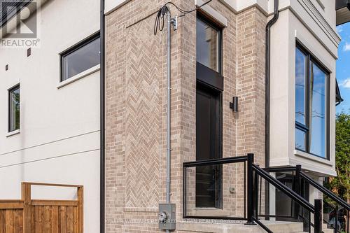 39 Wesley Avenue, Mississauga, ON 