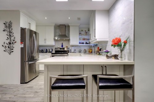 1296 Woodhill Court, Mississauga, ON - Indoor Photo Showing Kitchen With Upgraded Kitchen