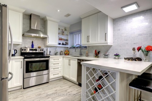 1296 Woodhill Court, Mississauga, ON - Indoor Photo Showing Kitchen With Upgraded Kitchen