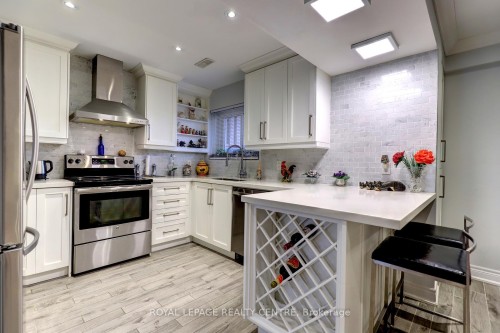 1296 Woodhill Court, Mississauga, ON - Indoor Photo Showing Kitchen