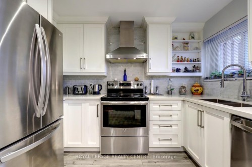 1296 Woodhill Court, Mississauga, ON - Indoor Photo Showing Kitchen With Double Sink With Upgraded Kitchen