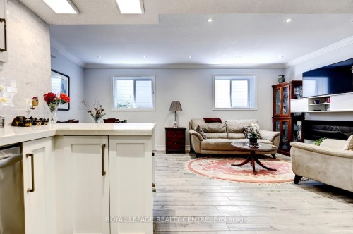1296 Woodhill Court, Mississauga, ON - Indoor Photo Showing Living Room