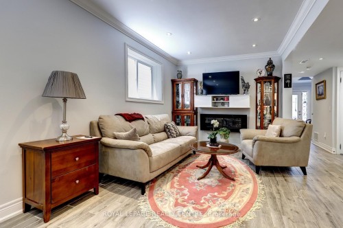 1296 Woodhill Court, Mississauga, ON - Indoor Photo Showing Living Room