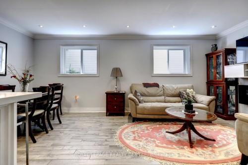 1296 Woodhill Court, Mississauga, ON - Indoor Photo Showing Living Room