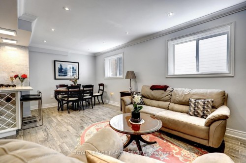 1296 Woodhill Court, Mississauga, ON - Indoor Photo Showing Living Room