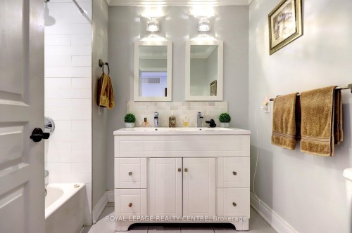1296 Woodhill Court, Mississauga, ON - Indoor Photo Showing Bathroom