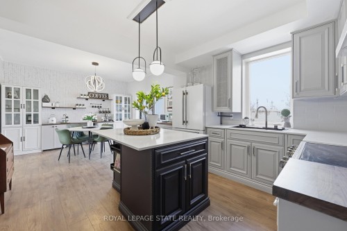 361 Cumberland Avenue, Hamilton, ON - Indoor Photo Showing Kitchen With Upgraded Kitchen