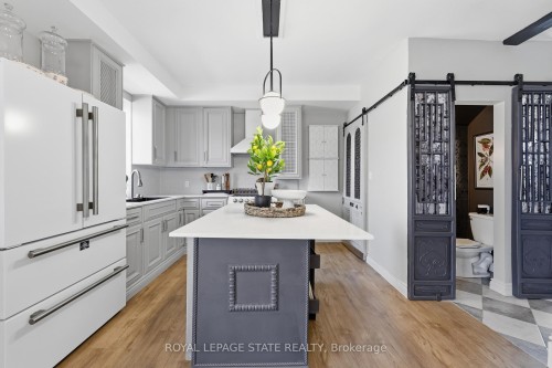 361 Cumberland Avenue, Hamilton, ON - Indoor Photo Showing Kitchen