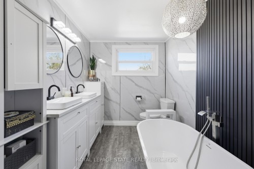 361 Cumberland Avenue, Hamilton, ON - Indoor Photo Showing Bathroom