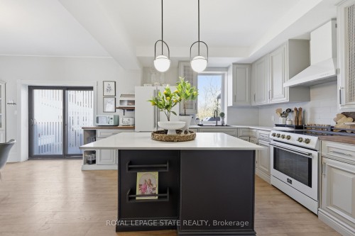 361 Cumberland Avenue, Hamilton, ON - Indoor Photo Showing Kitchen With Upgraded Kitchen