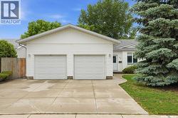 62 Robinson CRESCENT  Saskatoon, SK S7L 6N9