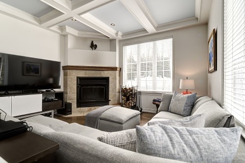 Salon - 124 Rue Augusta, Morin-Heights, QC 