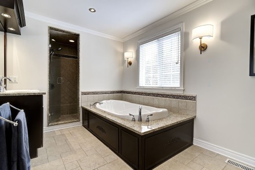 Salle de bains attenante à la CCP - 124 Rue Augusta, Morin-Heights, QC 