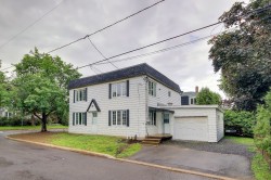 2 Rue des Ormes  Sainte-Thérèse, QC J7E 3V7