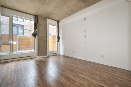 Salon - 114-1205 Rue Mackay, Montréal (Ville-Marie), QC 