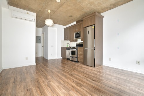 Salon - 114-1205 Rue Mackay, Montréal (Ville-Marie), QC 