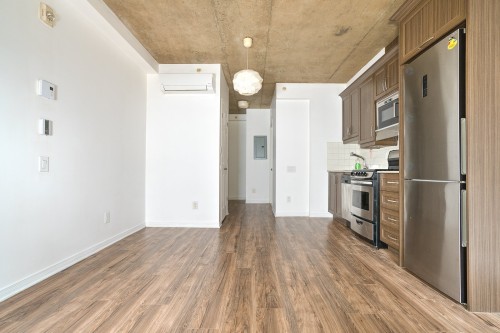 Salon - 114-1205 Rue Mackay, Montréal (Ville-Marie), QC 
