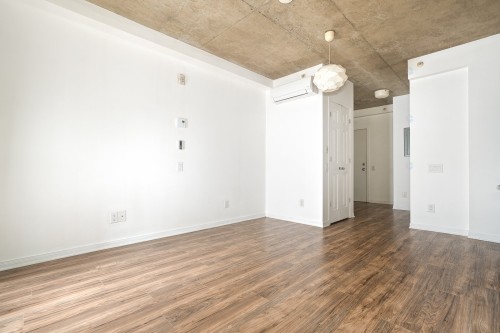 Salon - 114-1205 Rue Mackay, Montréal (Ville-Marie), QC 