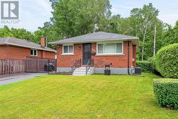 898 CHARLESWOOD AVENUE  Ottawa, ON K1K 0W3