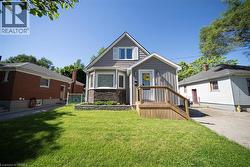 32 ELMWOOD Avenue Brantford, ON N3R 2J8