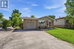 32 COURTICE CRESCENT Collingwood, ON L9Y 4G1