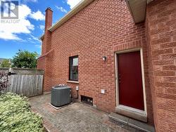 Separate side entrance to Laundry - 