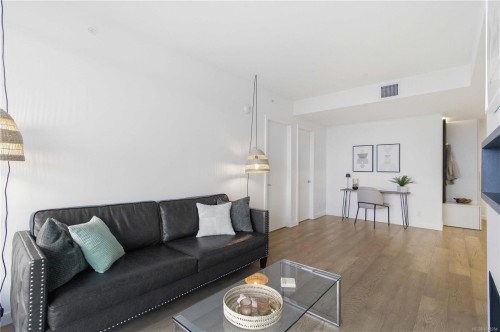 #1006-2000 Hannington Rd, Langford, BC - Indoor Photo Showing Living Room