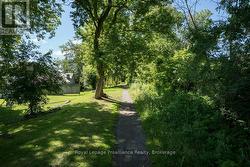 Home next to walking trail - 