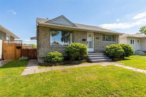 978 Bannerman AVE  Winnipeg, MB R2X 1K5